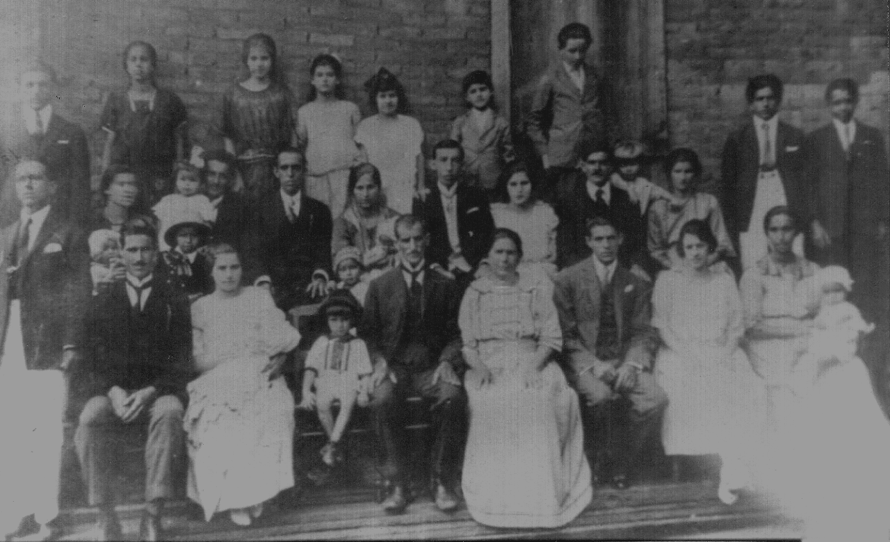 Família de Sebastião Ferreira da Silva e Rita Lopes Rosado, no centro, sentado na primeira fileira. Ao lado de Rita, Duca Ferreira e sua Esposa Francisca da Silva Araújo, grávida de José Ferreira da Silva (homônimo de seu avó).Foto: Arquivo pessoal da família Ferreira da Silva.